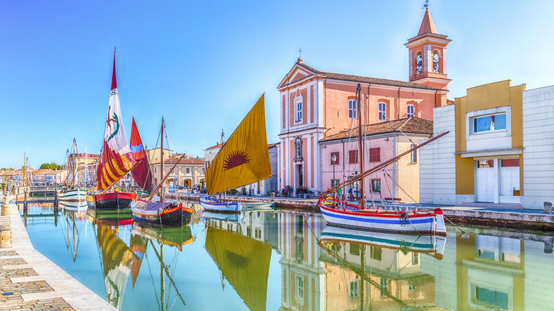 Barche colorate nel canale di una città storica.