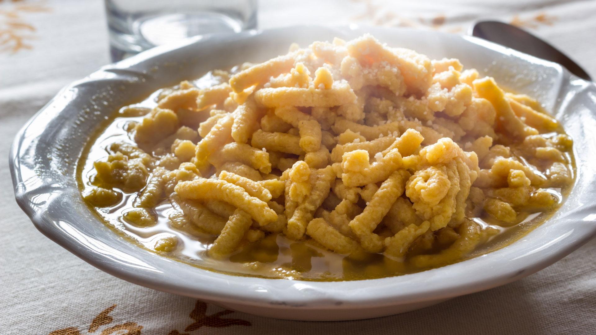 Piatto di passatelli in brodo caldo.